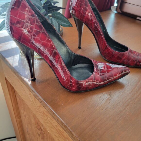 Stuart Weitzman - Picture 4 of 8